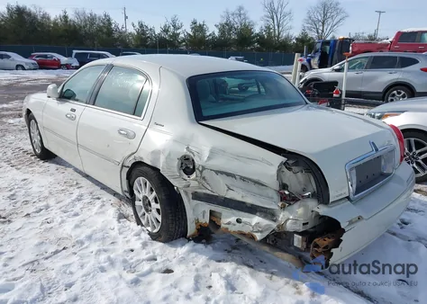 2006 Lincoln Town Car Signature z USA, uszkodzony, nr VIN 1LNHM81WX6Y608140